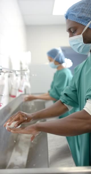 Вертикальное Видео Различных Женских Мужских Хирургов Тщательно Вымывающих Руки Замедленной — стоковое видео