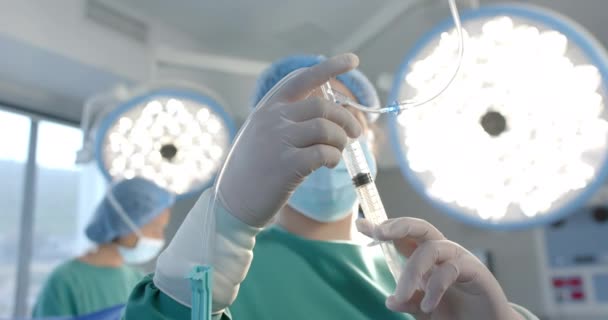 Biała Kobieta Chirurg Napełniający Kroplówkę Strzykawką Sali Operacyjnej Zwolnione Tempo — Wideo stockowe
