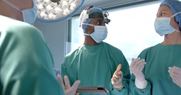 不同的女医生和男医生在手术时戴口罩讨论 动作缓慢 团队合作 手术室 医疗设备 医药和医疗保健 未经改动 — 图库视频影像