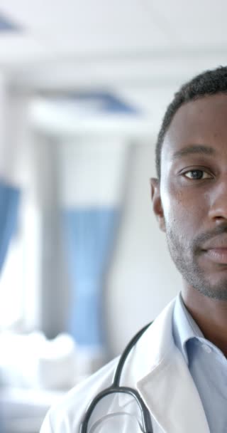 Vertikální Video Napůl Portrét Usmívajícího Afrického Amerického Lékaře Kopírovací Prostor — Stock video