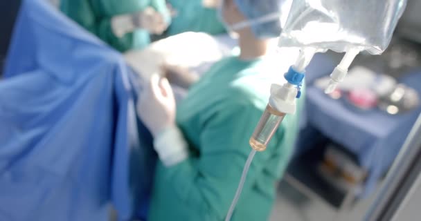 Blanke Vrouwelijke Chirurg Controleren Patiënt Infuuszak Operatiekamer Slow Motion Teamwerk — Stockvideo