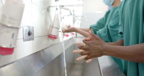 Midsection Diversas Mulheres Cirurgiões Sexo Masculino Lavar Mãos Completamente Câmera — Vídeo de Stock