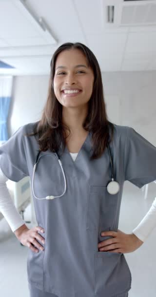 Вертикальний Відео Портрет Жінки Лікаря Яка Посміхається Лікарні Повільний Рух — стокове відео