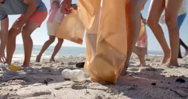 Wolontariusze Sprzątają Plażę Przestrzenią Kopiowania Wysiłki Grupy Podkreślają Odpowiedzialność Środowisko — Wideo stockowe