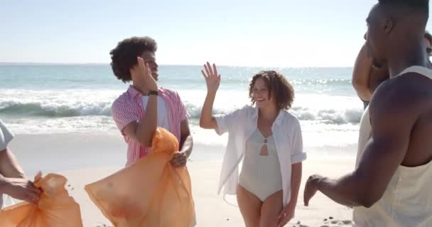 Teman Teman Mengalihkan Menikmati Hari Yang Cerah Pantai Dengan Ruang — Stok Video