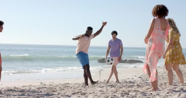 Jonge Volwassenen Genieten Van Een Potje Voetbal Het Strand Met — Stockvideo