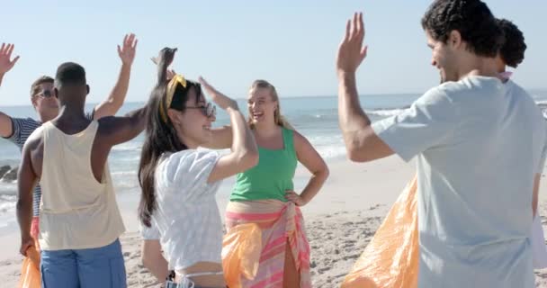 Diverso Grupo Amigos Desfrutar Dia Ensolarado Praia Risos Altos Cinco — Vídeo de Stock