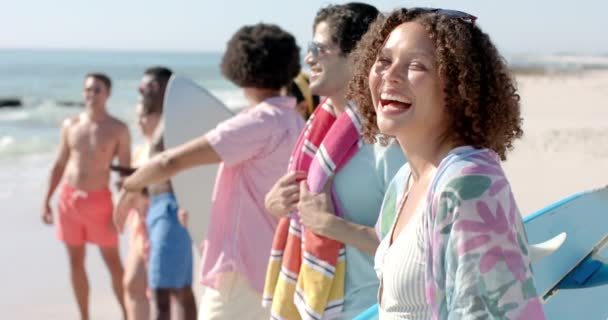 Vielfältige Freunde Genießen Einen Sonnigen Tag Strand Lachen Und Meereswellen — Stockvideo