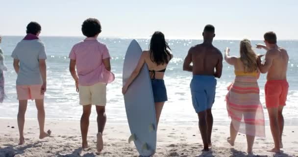 Diversi Gruppi Amici Godono Una Giornata Spiaggia Con Spazio Copia — Video Stock