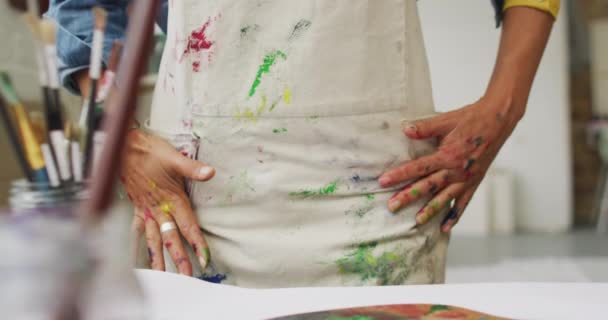 Umělec Předvádí Malované Ruce Kreativním Studiu Ruce Odhalují Příběh Živé — Stock video