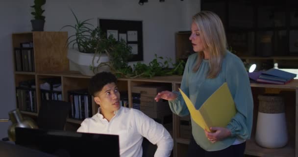 코카서스 여성과 남성은 사무실에서 프로젝트에 그들은 컴퓨터 화면에 초점을 맞추고 — 비디오