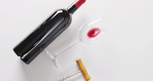 Butelka Czerwonego Wina Leży Obok Szklanki Końcówką Przestrzenią Kopiowania Korkociąg — Wideo stockowe