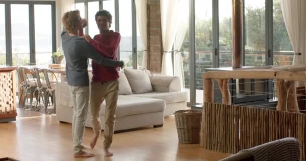 Genç Melez Bir Adam Partneri Evlerinde Sevgi Dolu Bir Anı — Stok video
