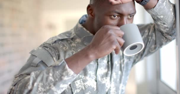 Jovem Soldado Afro Americano Uniforme Militar Desfruta Café Casa Seu — Vídeo de Stock