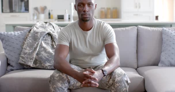 Młody Afroamerykański Żołnierz Siedzi Pewnie Domu Przestrzenią Kopiowania Jego Mundur — Wideo stockowe