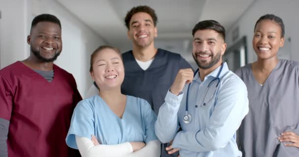 Różnorodny Zespół Medyczny Uśmiechający Się Szpitalnym Korytarzu Oni Emanują Pracą — Wideo stockowe
