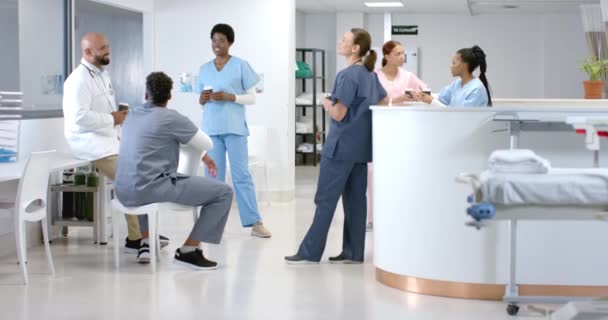 Различные Медицинские Работники Беседуют Больнице Сотрудничество Командой Очевидно Напряженной Обстановке — стоковое видео