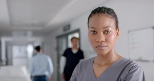 Enfermeira Afro Americana Fica Confiante Corredor Hospitalar Seu Comportamento Profissional — Vídeo de Stock