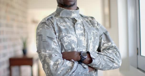 身穿军服的年轻的非裔美国士兵自信地站在家里 他的表情表现出他的力量和对服务的执着 缓慢的运动 — 图库视频影像