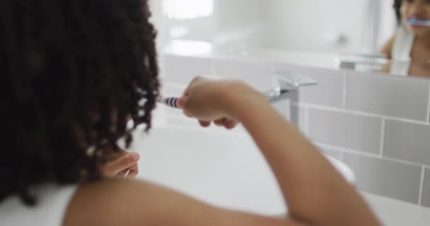 Biracial Αγόρι Βουρτσίζει Δόντια Ένα Φωτεινό Μπάνιο Πρωινές Ρουτίνες Ξεκινούν — Αρχείο Βίντεο