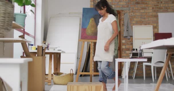 Kunstenaar Bereidt Haar Werkruimte Voor Een Helder Atelier Creativiteit Vloeit — Stockvideo