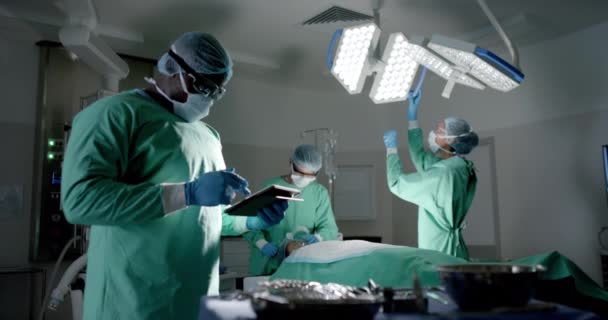 Chirurgové Operačním Sále Zaměřeni Zákrok Nemocnici Tým Pracuje Pečlivě Ukazuje — Stock video