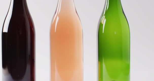 Trzy Kolorowe Butelki Stoją Obok Siebie Białym Tle Odcienie Butelek — Wideo stockowe