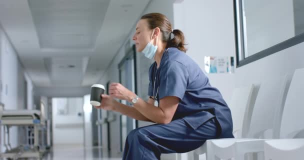 Wyczerpana Pielęgniarka Szpitalnym Korytarzu Przestrzenią Kopiowania Odpoczywa Chwilę Podczas Pracowitej — Wideo stockowe