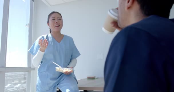 Ung Asiatisk Sjukvårdspersonal Chattar Med Kollega Rast Sjukhuset Njuter Avslappnad — Stockvideo