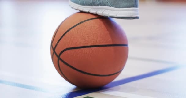 コピースペースで 裁判所のバスケットボールのクローズアップ ボールに焦点を当てることは 学校やスポーツ施設での差し迫ったゲームや練習セッション スローモーションを示唆しています — ストック動画