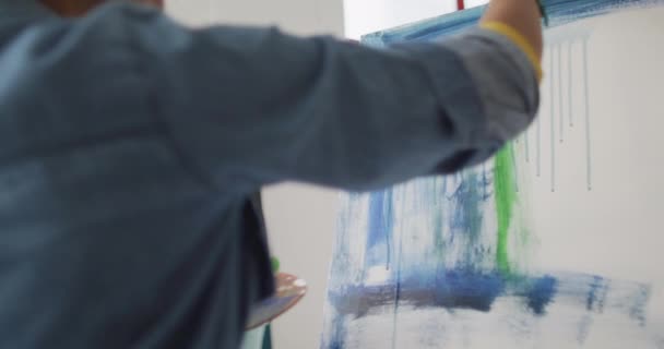 Kunstenaar Schildert Een Doek Een Helder Atelier Creativiteit Stroomt Als — Stockvideo