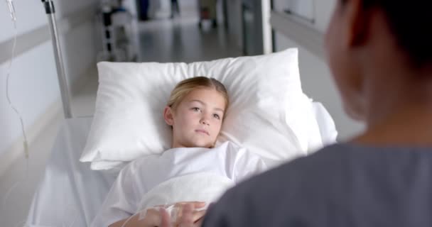 Młoda Biała Dziewczyna Leży Szpitalnym Łóżku Rozmawiając Pielęgniarką Wydaje Się — Wideo stockowe