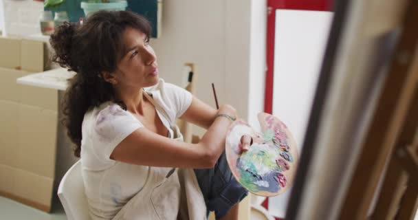 Biracial Γυναίκα Ζωγραφίζει Ένα Φωτεινό Στούντιο Χώρο Αντίγραφο Έχει Επικεντρωθεί — Αρχείο Βίντεο