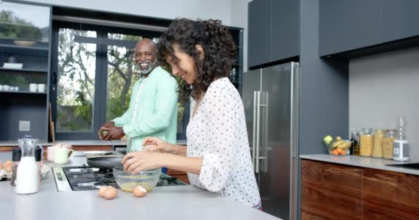 Volwassen Biraciale Vrouw Volwassen Afro Amerikaanse Man Koken Samen Thuis — Stockvideo