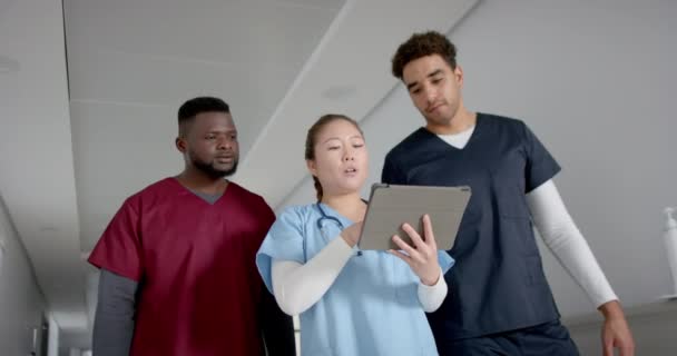 Medisinske Fagfolk Sykehuskorridoren Med Kopieringsplass Afroamerikansk Mann Ung Mann Gjennomgår royaltyfrie stockvideoer