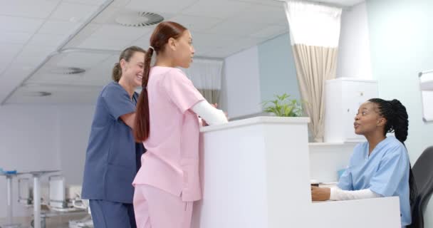 Diverse Gezondheidswerkers Een Ziekenhuis Glimlachend Personeel Operatiekleding Voeren Een Vriendelijk — Stockvideo