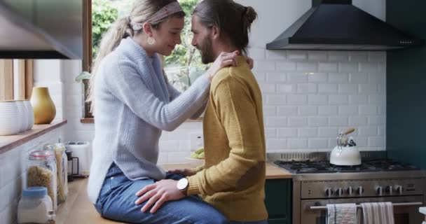Beyaz Bir Çift Mutfakta Şefkatli Bir Anı Paylaşıyor Sarılıyorlar Konforu — Stok video