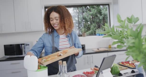 Jonge Afro Amerikaanse Vrouw Bereidt Een Maaltijd Een Moderne Keuken — Stockvideo