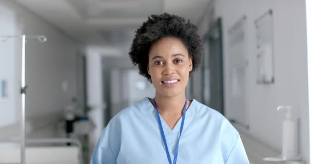 Enfermeira Afro Americana Sorri Brilhantemente Ambiente Hospitalar Seu Comportamento Alegre — Vídeo de Stock