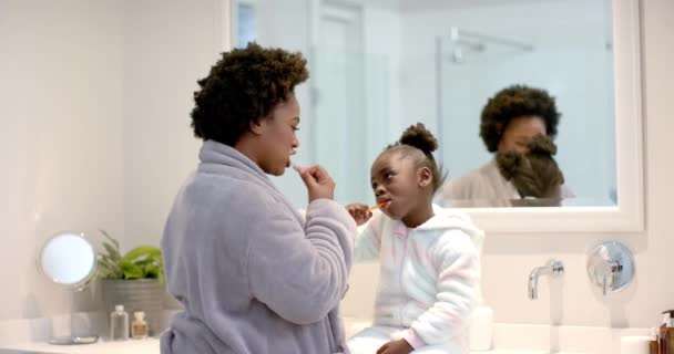 Νεαρή Αφρο Αμερικανίδα Μητέρα Βουρτσίζει Δόντια Αφρο Αμερικανίδα Κόρη Στο — Αρχείο Βίντεο