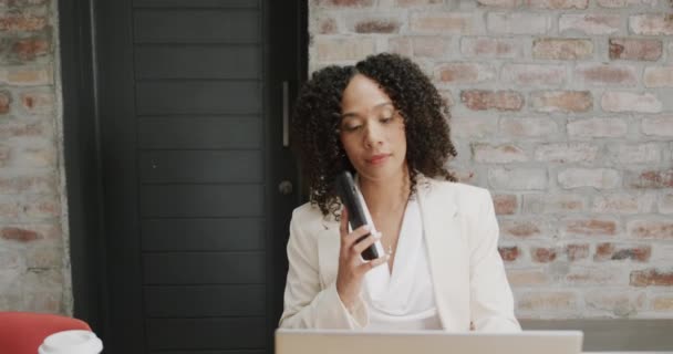 Eine Geschäftsfrau Telefoniert Einem Büro Sie Multitasks Mit Einem Laptop — Stockvideo