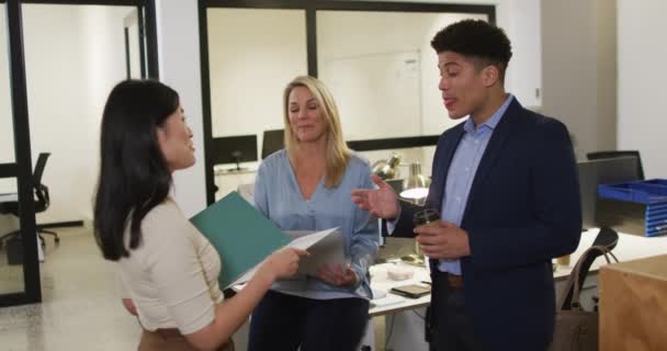 Diverse Business Office Team Bespreekt Project Met Kopieerruimte Aziatische Vrouw — Stockvideo