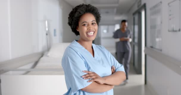Pewna Siebie Afro Amerykańska Pielęgniarka Stoi Szpitalnym Korytarzu Jej Ciepły — Wideo stockowe