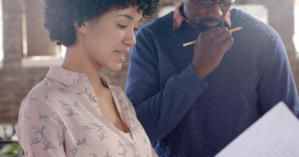Молодий Афроамериканський Чоловік Жінка Переглядають Бізнес Документи Офісі Вони Зосереджені — стокове відео