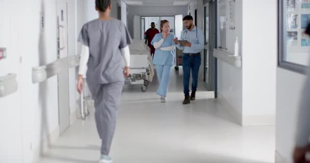 Mediziner Gehen Durch Krankenhausflure Sie Unterhalten Sich Diskutieren Über Patientenversorgung — Stockvideo