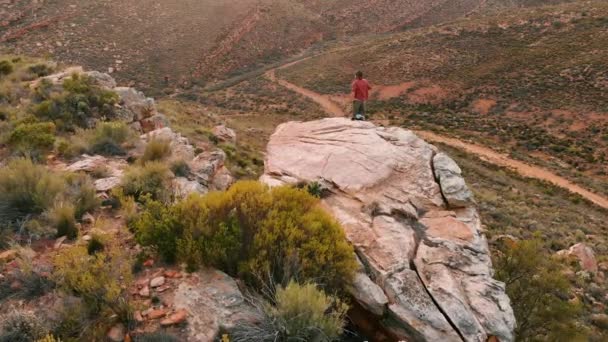 Homem Caucasiano Celebra Pico Montanha Com Espaço Cópia Seus Braços — Vídeo de Stock