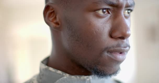 年轻的非裔美国士兵若有所思地朝旁边看去 并留有复制的空间 在室内捕捉到的图像散发出一种沉思或决策的感觉 动作缓慢 — 图库视频影像