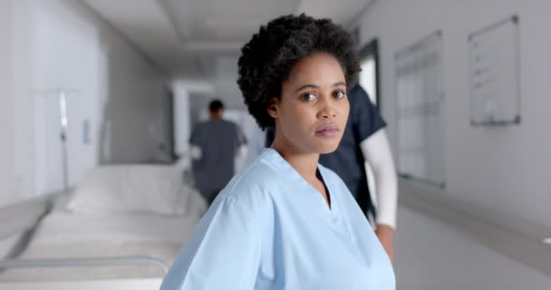 Diversos Profissionais Saúde Corredor Hospitalar Eles Transmitem Uma Sensação Trabalho — Vídeo de Stock