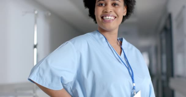 Uśmiechnięta Afro Amerykańska Pielęgniarka Szpitalnym Korytarzu Przestrzenią Kopiowania Reprezentuje Oddanych — Wideo stockowe
