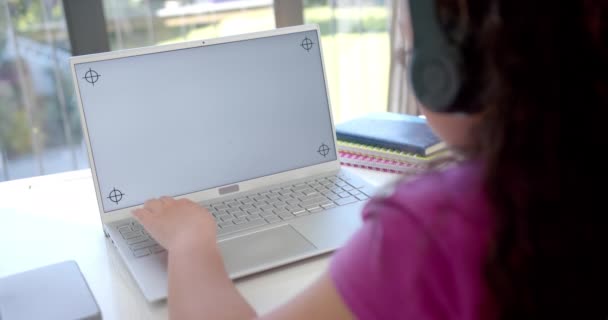 Biracial Dívka Studuje Doma Svém Notebooku Kopírovacím Prostorem Soustředí Svou — Stock video